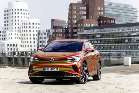 El Volkswagen ID.5 GTX se ha dejado ver con un poco menos de camuflaje antes de estrenarse en septiembre