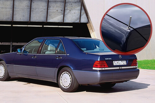 Dos varillas extensibles en el culo de un Mercedes. Así eran las primeras ayudas analógicas para aparcar el coche