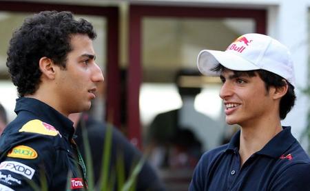 Daniel Ricciardo cree que un debut en un equipo pequeño beneficiaría a Carlos Sainz Jr