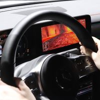 Mercedes te dejará jugar algo parecido a Mario Kart en la pantalla del auto... ¡y usar el volante como control!