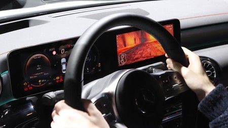 Mercedes te dejará jugar algo parecido a Mario Kart en la pantalla del auto... ¡y usar el volante como control!