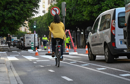 Ciclista en un paso de peatones
