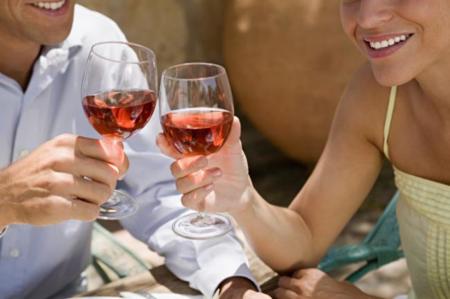 El consumo excesivo de alcohol en la mediana edad puede aumentar el riesgo de ictus