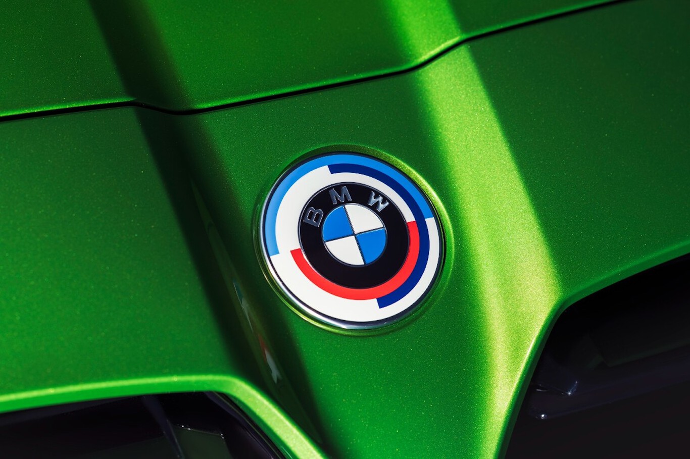 BMW M cumple medio siglo de vida y el regreso de su logo clásico es parte de su celebración