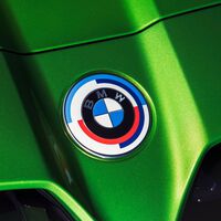 BMW M cumple medio siglo de vida y el regreso de su logo clásico es parte de su celebración
