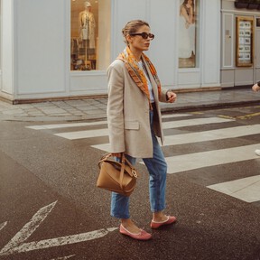 Novedad en Zara: cinco pantalones barrel para mujeres elegantes de +50 que sustituyen al clásico sastre 