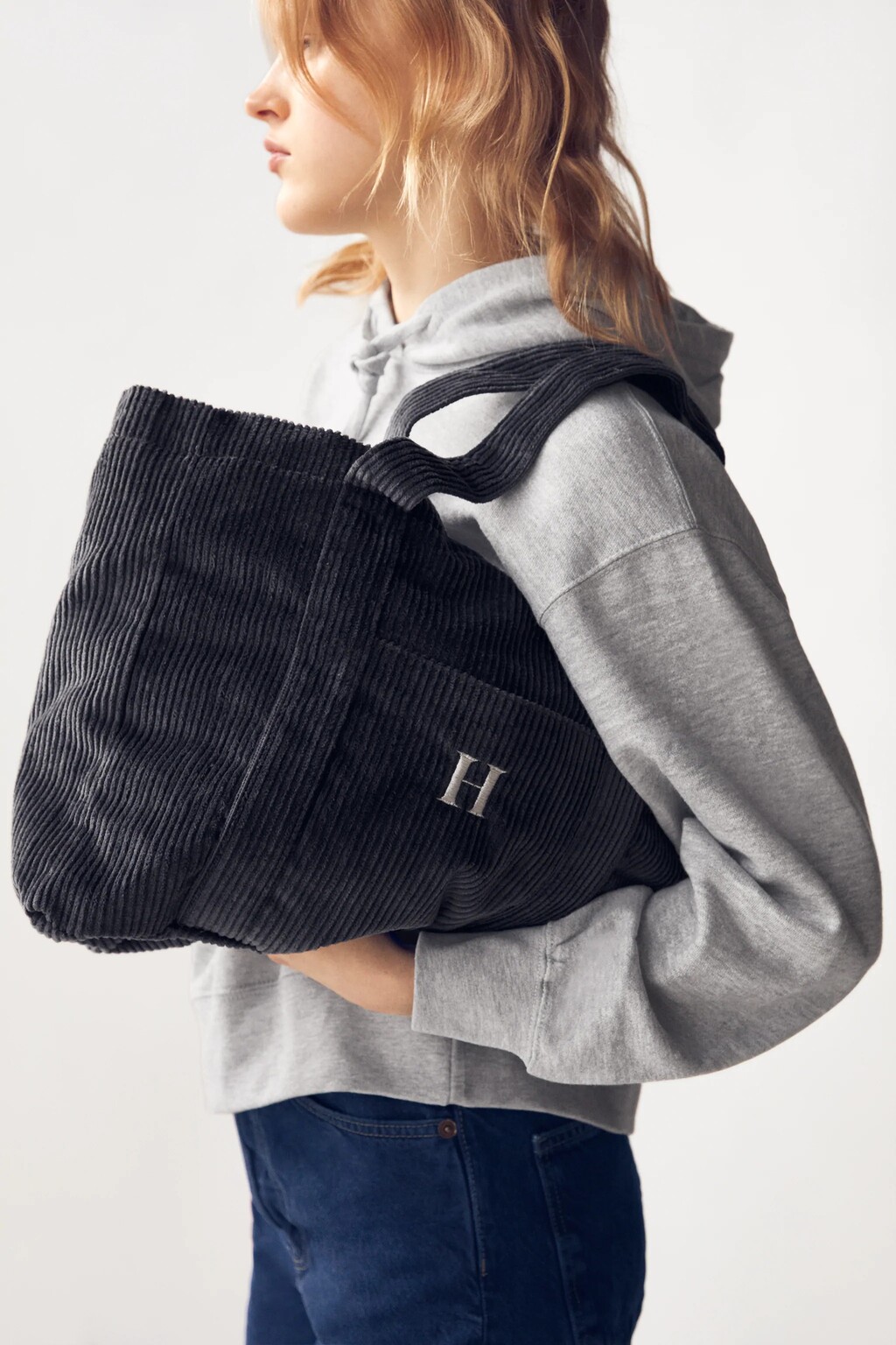 Los bolsos personalizables de Zara añaden nuevos diseños para que estas Navidades podamos hacer regalos únicos (y low-cost) 