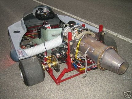 Un kart propulsado por un pequeño jet