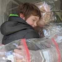 La genial idea de una profesora para dar "abrazos de cuarentena" a sus alumnos, sin riesgos de contagio