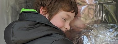 La genial idea de una profesora para dar "abrazos de cuarentena" a sus alumnos, sin riesgos de contagio