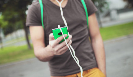 La "evolución" era esto: caminar mirando al móvil es una nueva pauta según un estudio