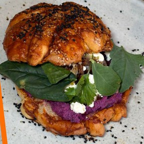 Lánzate a probar el pambamuerto y el pan de muerto relleno de huitlacoche a esta fondita en CDMX: precios, ubicación y cómo llegar