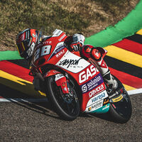 Izan Guevara mete miedo en Alemania con una pole position de escándalo y un ritmo que amenaza escapada