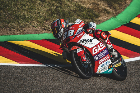 Izan Guevara mete miedo en Alemania con una pole position de escándalo y un ritmo que amenaza escapada