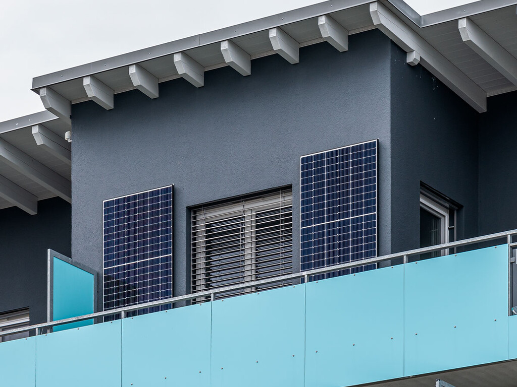 Colgar paneles solares en los balcones de los pisos es cada vez más habitual. A Países Bajos le preocupa 