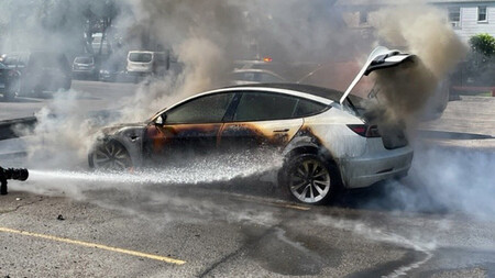 Tesla Model 3 incendiado