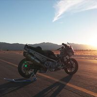 Cómo convertir un scooter en una moto deportiva. Este Yamaha TMAX ahora corre carreras de Superbikes, y no acaba último