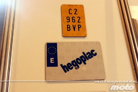 Placa acrílica ciclomotor.