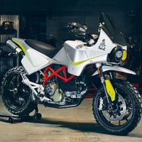 La última propuesta de Walt Siegl, una preciosa Ducati Hypermotard digna del Dakar de los años '80