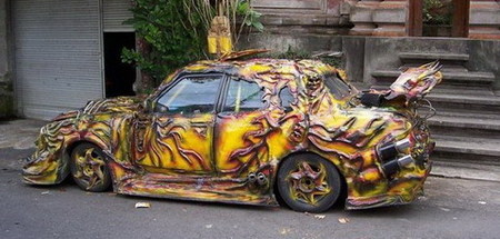 Kilos y kilos de masilla para decorar tu coche con las llamas del Averno