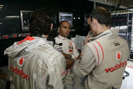 Lewis Hamilton muestra su lado oscuro y ataca a Kimi Raikkonen