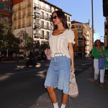 Las pijas madrileñas ya llevan las cinco faldas vaqueras de Zara y Mango que arrasarán este otoño 