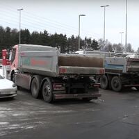 Este vídeo muestra cómo se amontonan los camiones eléctricos para recargar en una concurrida electrolinera noruega