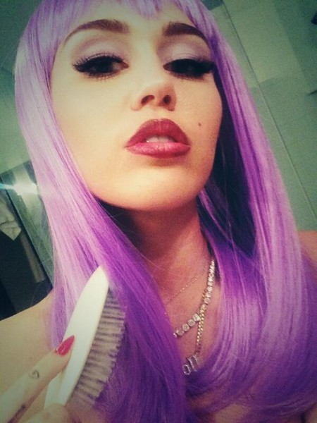 Y toma modelito cantoso de Miley Cyrus en Halloween...