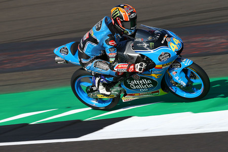 Enorme remontada de Áron Canet en Moto3 que gana en Silverstone tras salir 16º