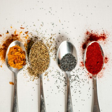 Lidl tiene a la venta un accesorio que despeja encimeras y armarios de botes de especias