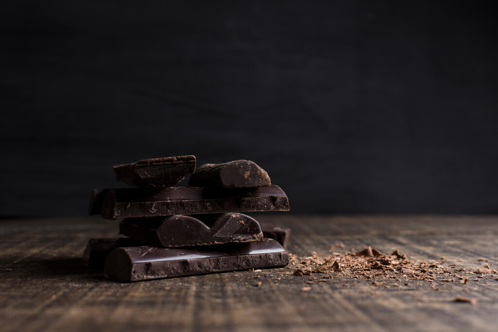 El problema de comer chocolate a las 11 de la noche no son las calorías, es lo que le hace al sueño 