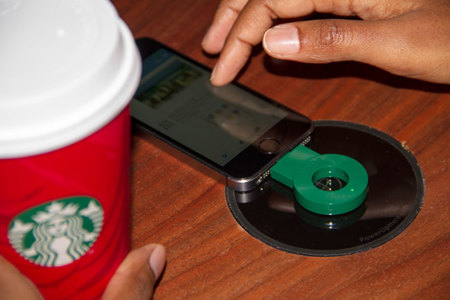 Starbucks empieza a llenarse de mesas con cargadores inalámbricos, ¿empieza la revolución?
