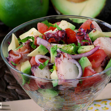 Ensalada de pulpo y aguacate: receta para una cena rica en proteínas y grasas saludables