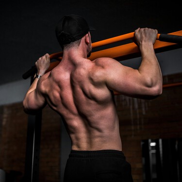 El consumo de proteína trae consigo otro beneficio para los amantes de las rutinas pesadas en el gym: la reducción del dolor