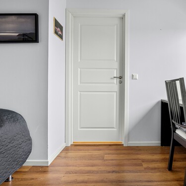 Llega a Action la solución sin taladros para convertir las  puertas en percheros de forma rápida y sencilla