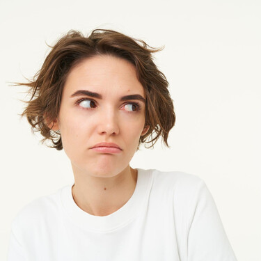 La psicología sugiere que los adultos que bajan la mirada al hablar con otros no lo hacen por timidez; en realidad, es el cerebro buscando las palabras