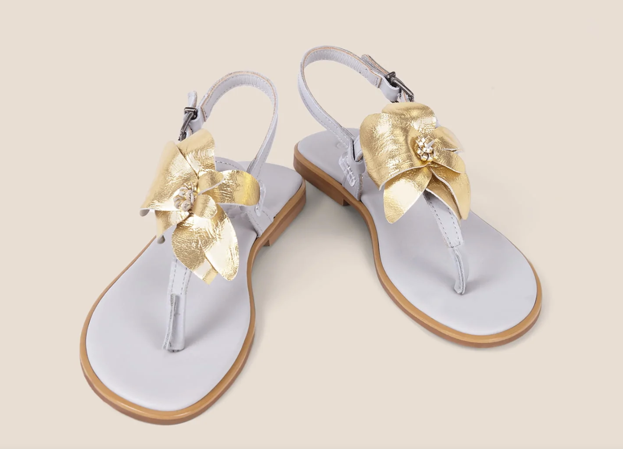 Sandalia orquídea de piel blanca y dorada