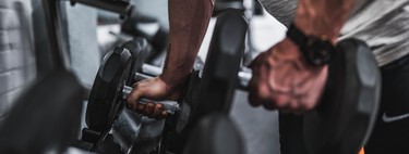 Saca el máximo provecho al remo con mancuerna eliminando estos siete errores que comete casi todo el mundo 