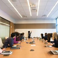 O criador do Slack critica a perda de produtividade causada pelo que ele chama de trabalho "falso"; por exemplo: uma reunião para preparar outra reunião 