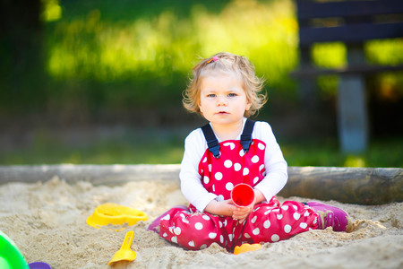 Cómo construir un arenero infantil en tu jardín o terraza, y que tus hijos disfruten de esta actividad con grandes beneficios