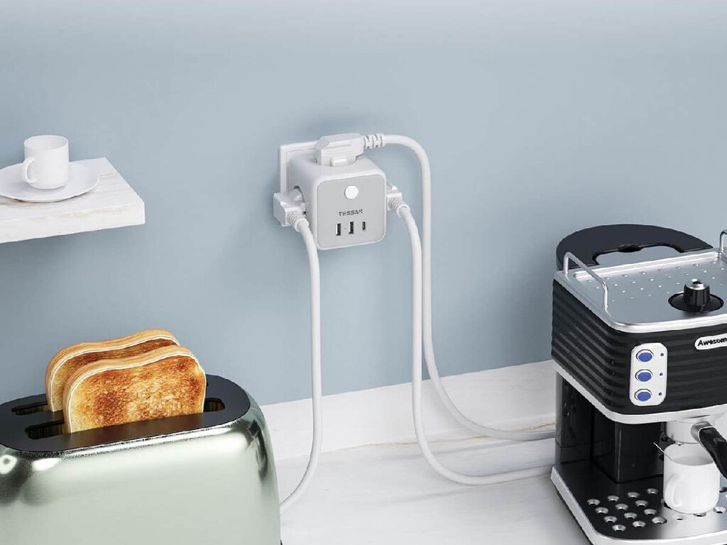 En mi cocina faltaba enchufes para la tostadora y la cafetera. Lo arreglé con esta regleta cubo que no ocupa espacio en la encimera