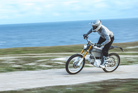 Esta moto eléctrica sueca de 10 CV y más de 13.000 euros es la demostración de que a veces menos es más