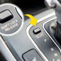 ¿Para qué sirve el botón “Shift Lock Release” de la transmisión automática de tu carro y cuándo debes usarlo? 