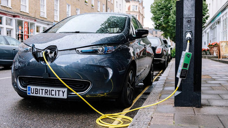 Londres tiene la solución a la escasez de puntos de recarga para coches eléctricos: adaptar las farolas