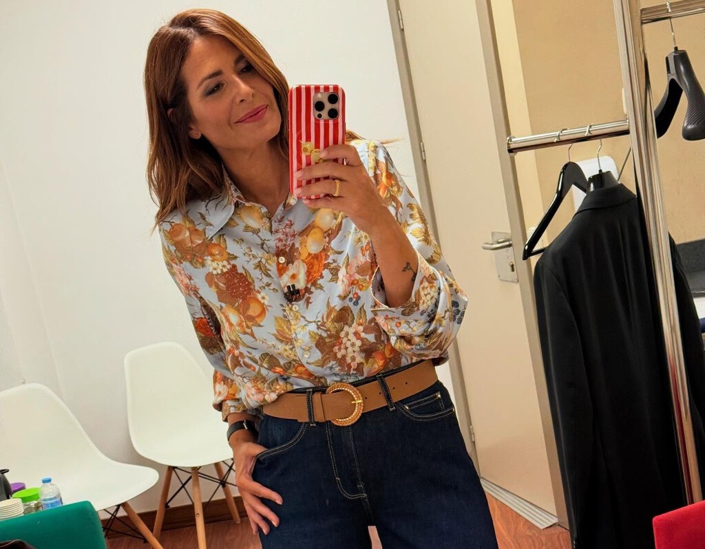 Nuria Roca tiene el bolso de media luna más bonito del invierno, y es perfecto para iluminar tus looks de oficina 