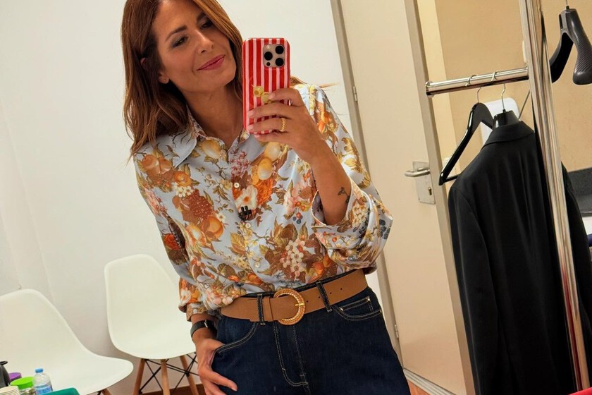 Nuria Roca tiene el bolso de media luna más bonito del invierno, y es perfecto para iluminar tus looks de oficina