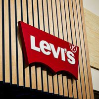 Levi's rebaja a mitad de precio los pantalones cargo que puedes llevar con zapatillas o botas y siempre funcionan 