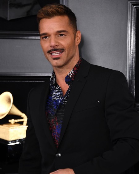 Ricky Martin presume bigote y el estilo de su hijo en la alfombra roja de los premios GRAMMY