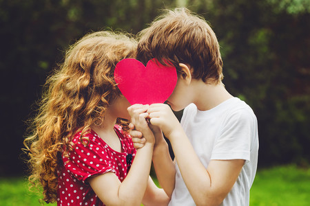 Se enamoraron en la guardería y él le pidió matrimonio más de veinte años después en el aula de preescolar en la que se conocieron