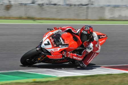 Carlos Checa: "La Ducati Panigale V4 es como una MotoGP"